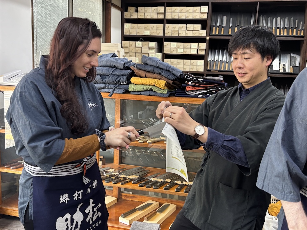 包丁の切れ味を体感する参加者