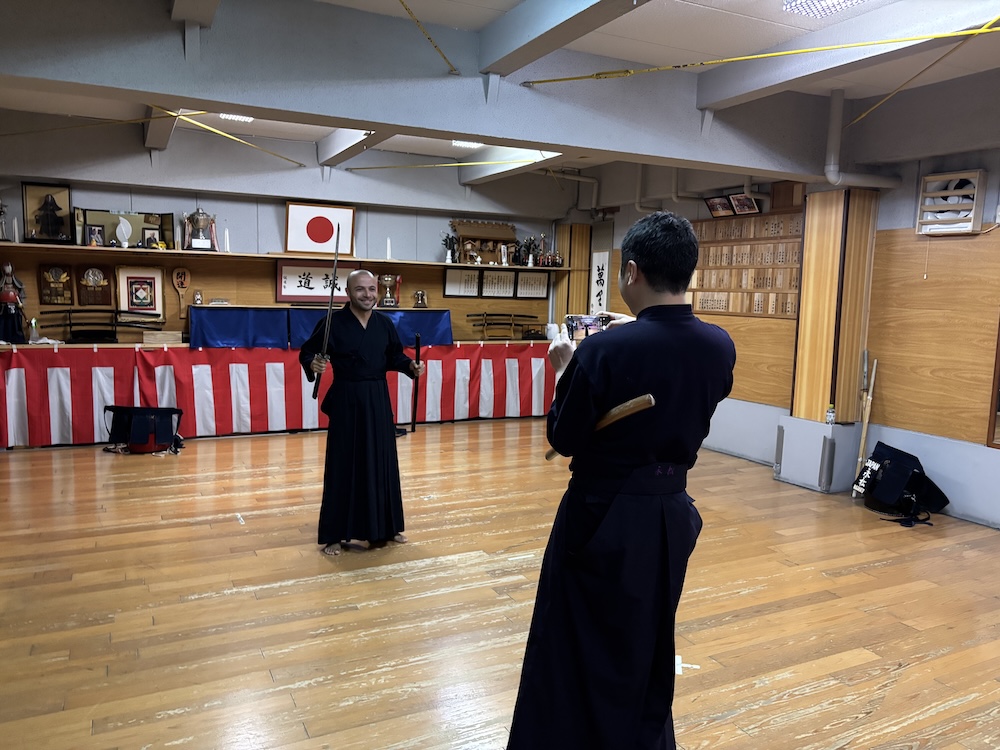 剣道着と袴を身につけ、記念撮影をする訪日客