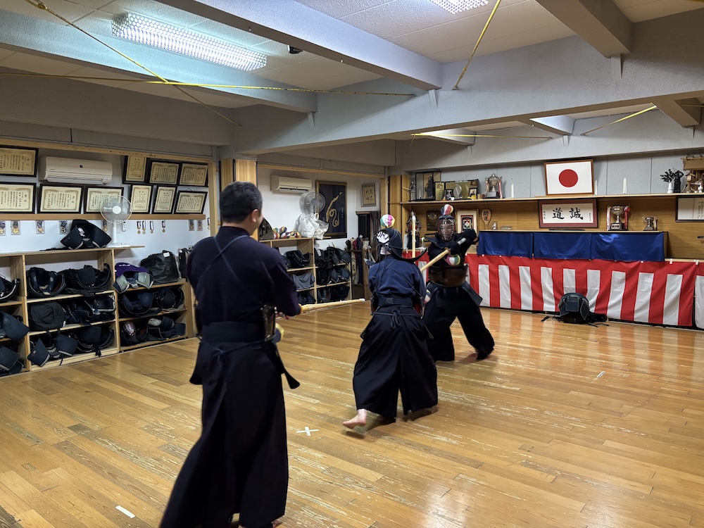 初心者体験ではコテと面の部分に紙風船をつけるユニークな方法を導入