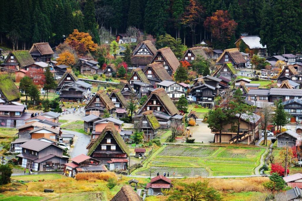 金沢や高山からの日帰り訪問地として人気の白川郷