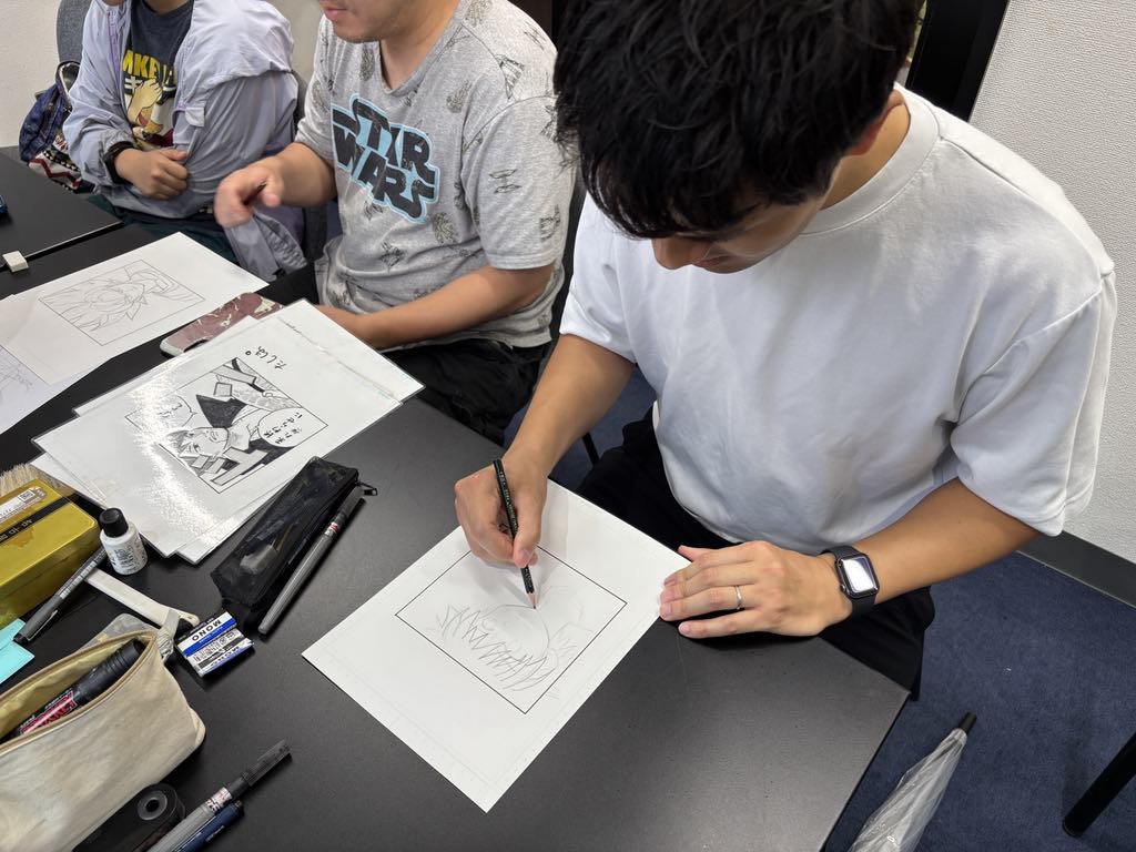 鉛筆とGペンを使ってイラストを描く