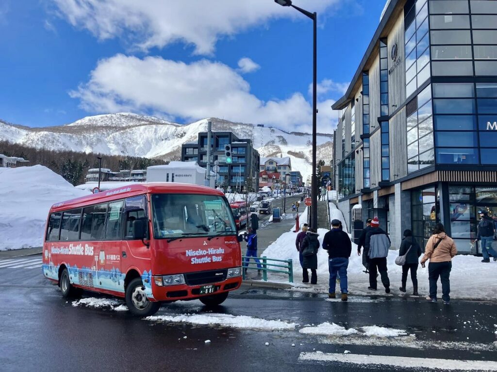 倶知安町で運行される無料循環バス（提供：一社倶知安町観光協会）