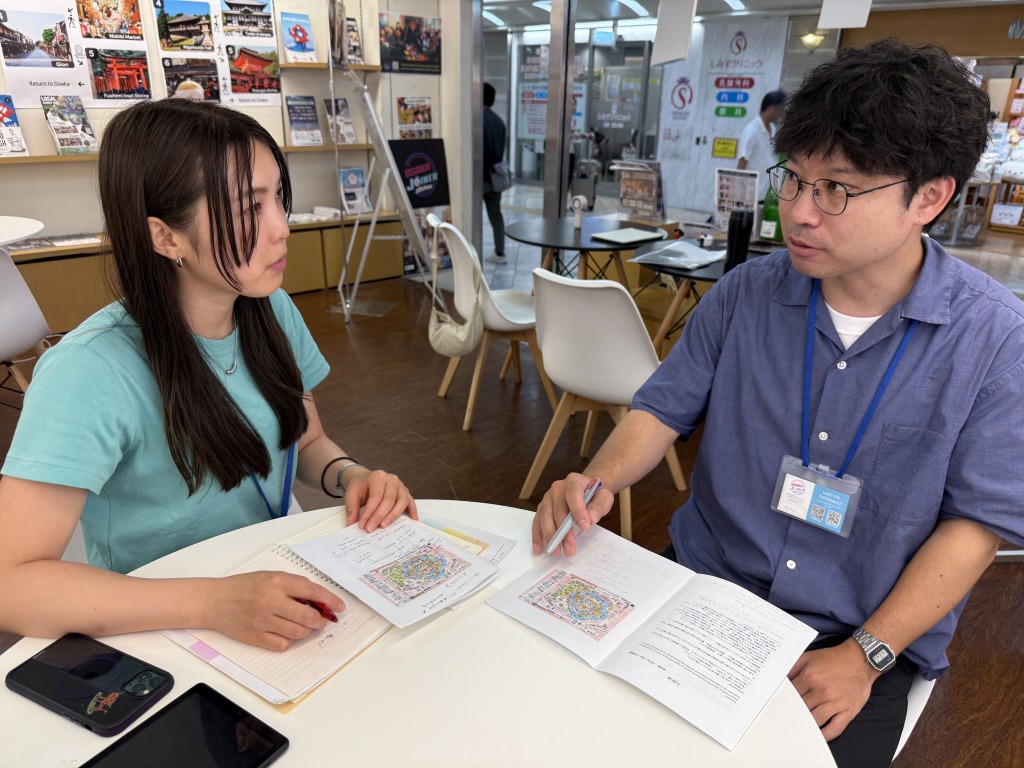 座学の研修、あるいは動画教材、ロールプレイなどOJTや研修の様子など