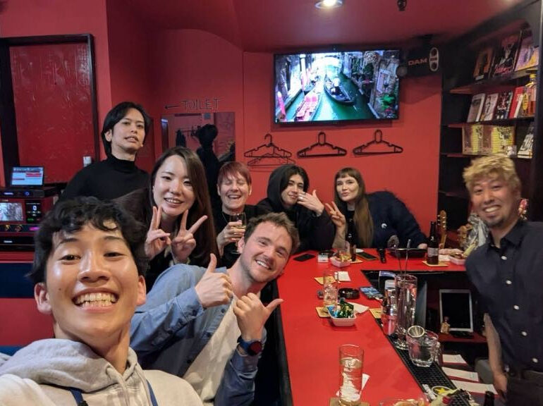 バーホッピングやローカル店舗で地元客と交流する様子