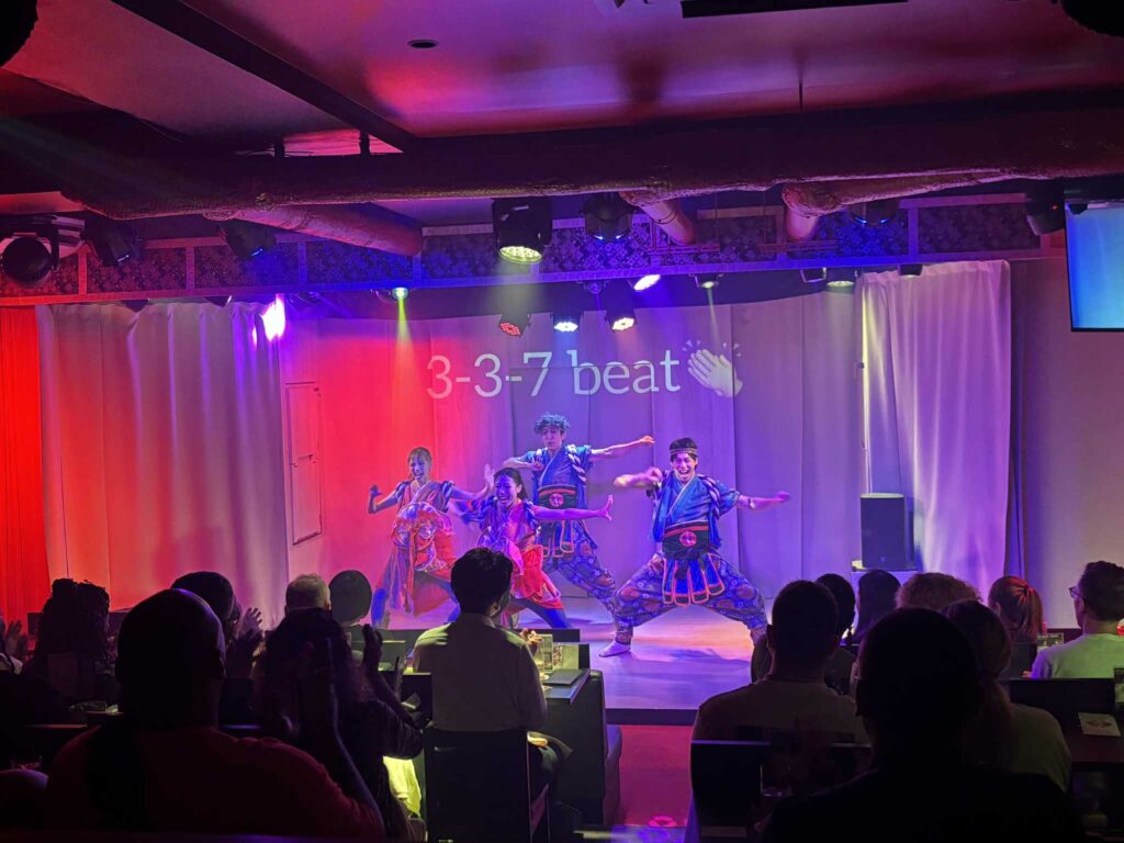 観客を巻き込む参加型の演出も人気の秘訣