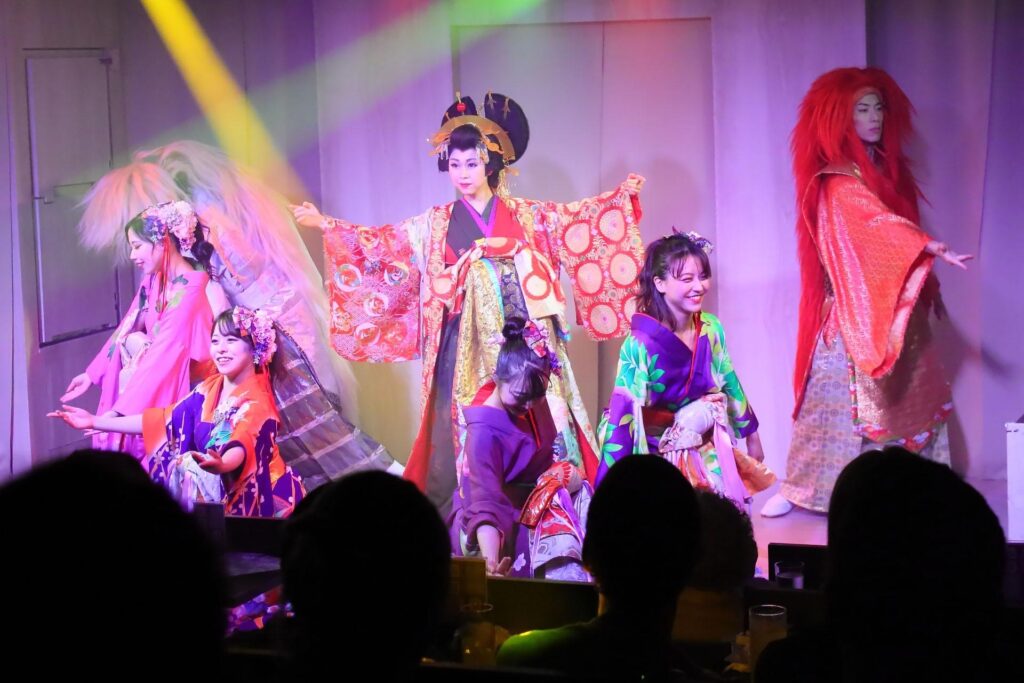 インバウンドを熱狂させる浅草のショー。体験してわかった、開演前から終演まで興奮が途切れない体験設計