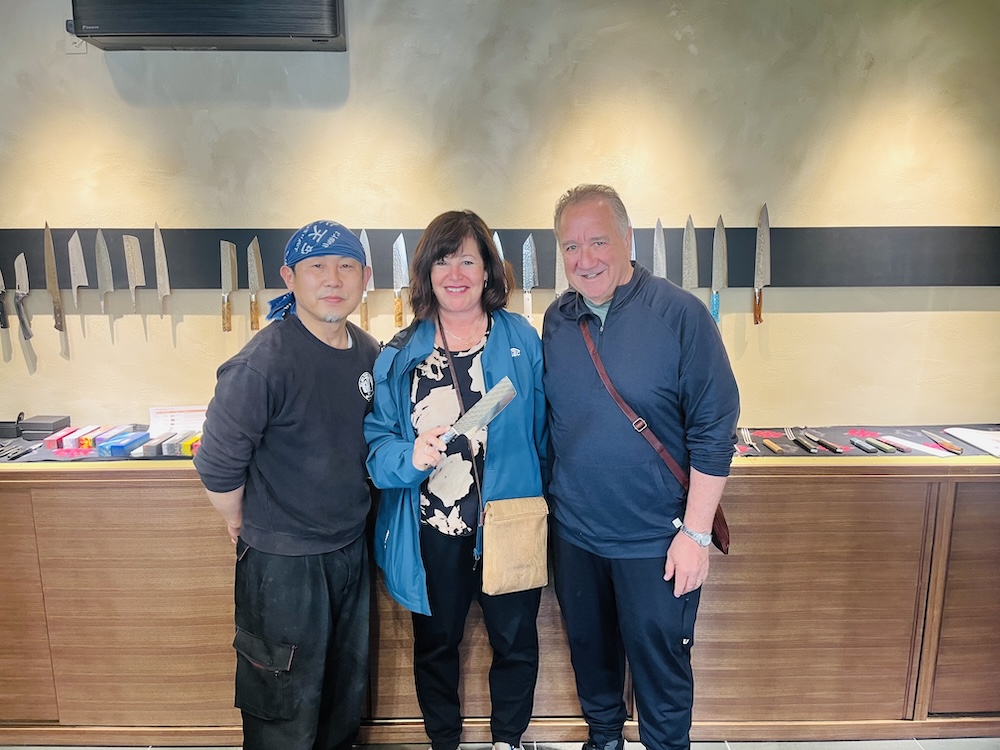 ふくいヒトモノデザインが企画するツアーで、地元職人との対話や技に触れる訪日客