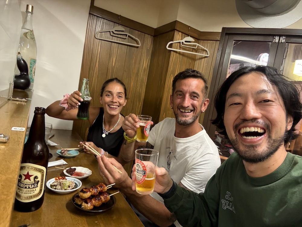 ゲストと食事を楽しむ石田さん