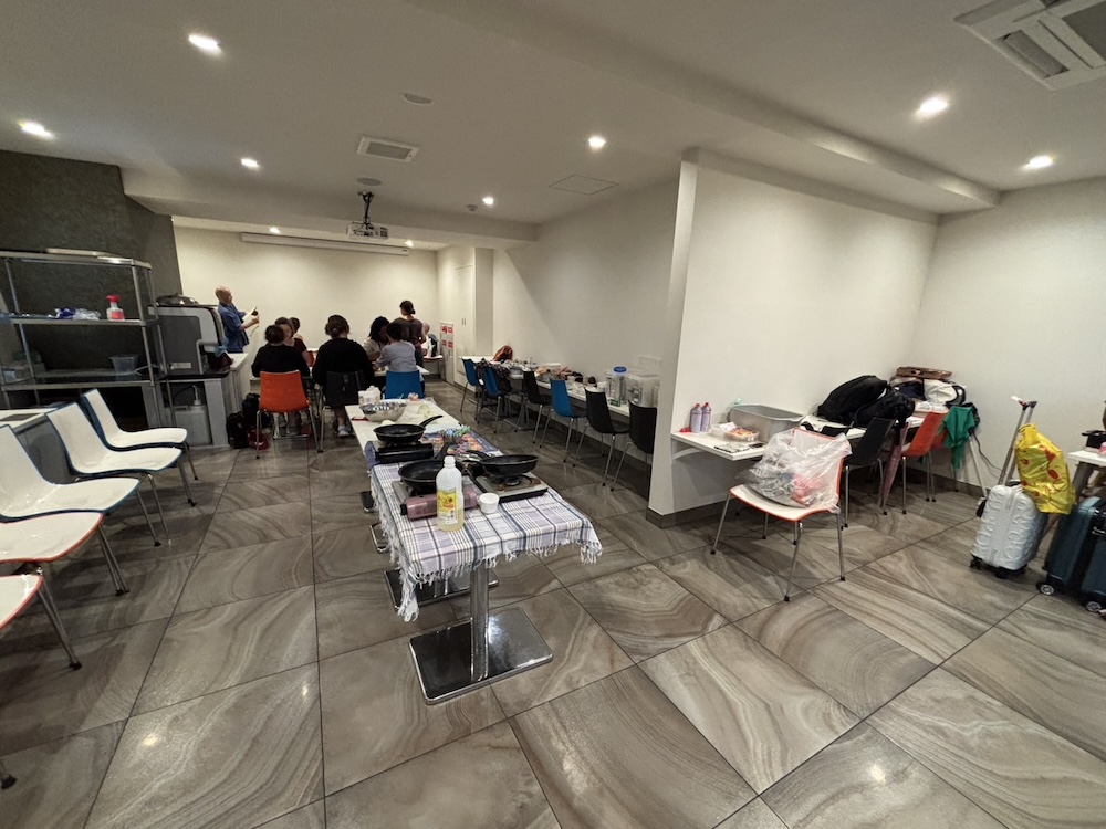 さまざまな体験が一つのスペースで行われている様子