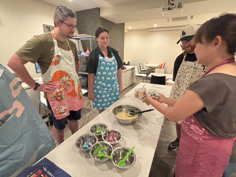 お好み焼きの作り方を熱心に聞く参加者