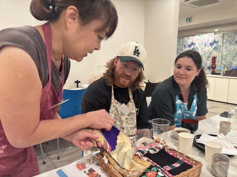 着物リメイクポーチのプレゼントに喜ぶ様子の参加者