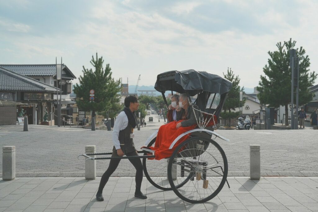 参道を案内する糸賀さん。丁寧な接客と明るい人柄が好評を得ている