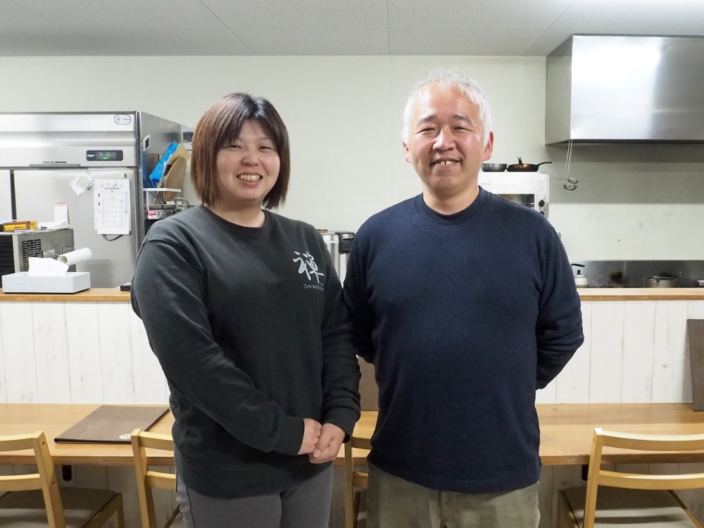 食事処「縁（えにし）」の安田真奈美氏（左）、安田俊英氏