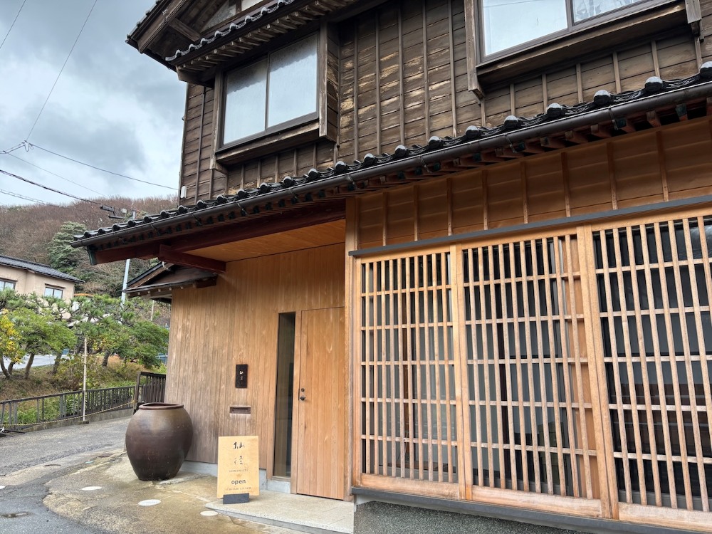 伝統的な木造建築の「海辺の杣径（そまみち）」