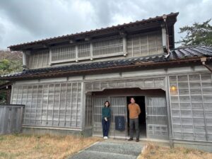 木造建築に黒瓦の屋根が特徴的な黒島地区