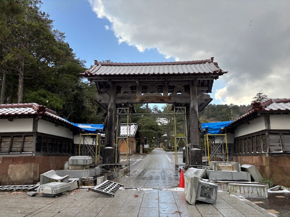 大本山總持寺では石灯籠が倒れたままになっているところもある