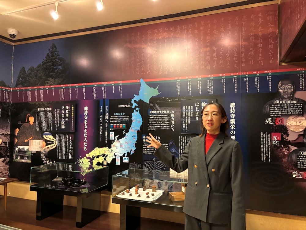 「禅の里交流館」の展示を解説する宮下氏