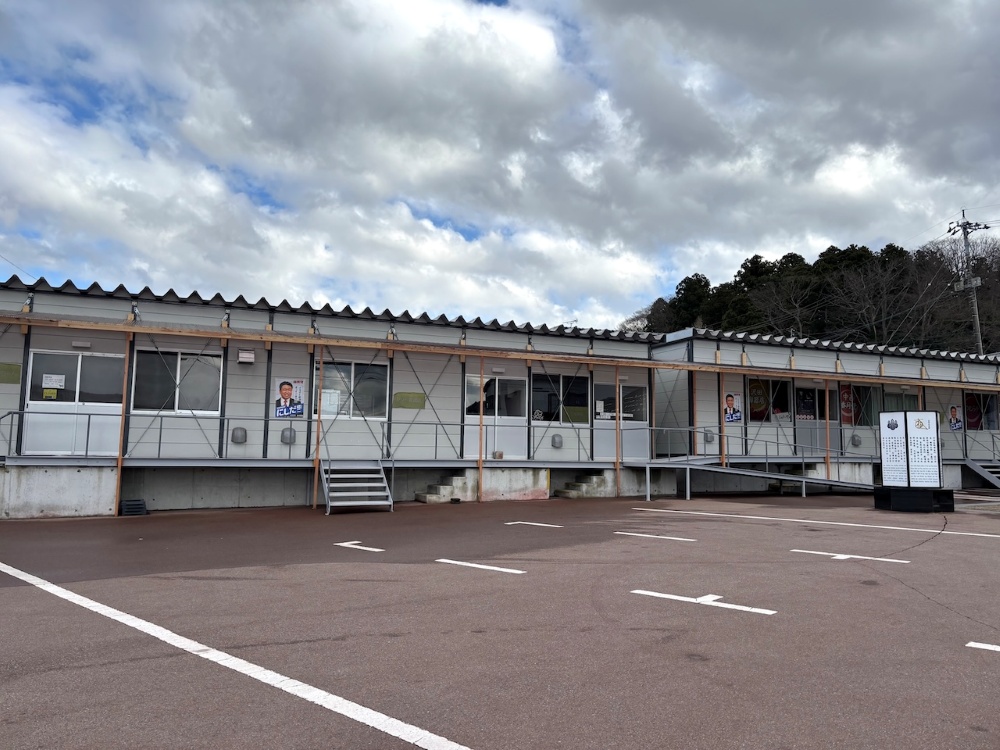 商店街に加盟する陶器店や菓子店、飲食店など11店舗が仮設店舗で営業している