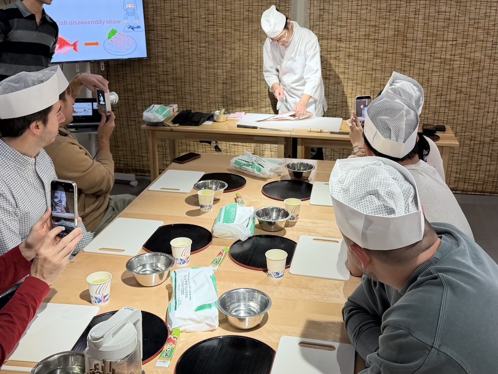 思わずスマホを構えたくなる、職人の鮮やかな包丁さばきによる解体ショー実演