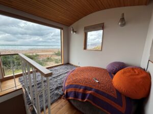 日本海が目の前に広がる船員住宅のロフト