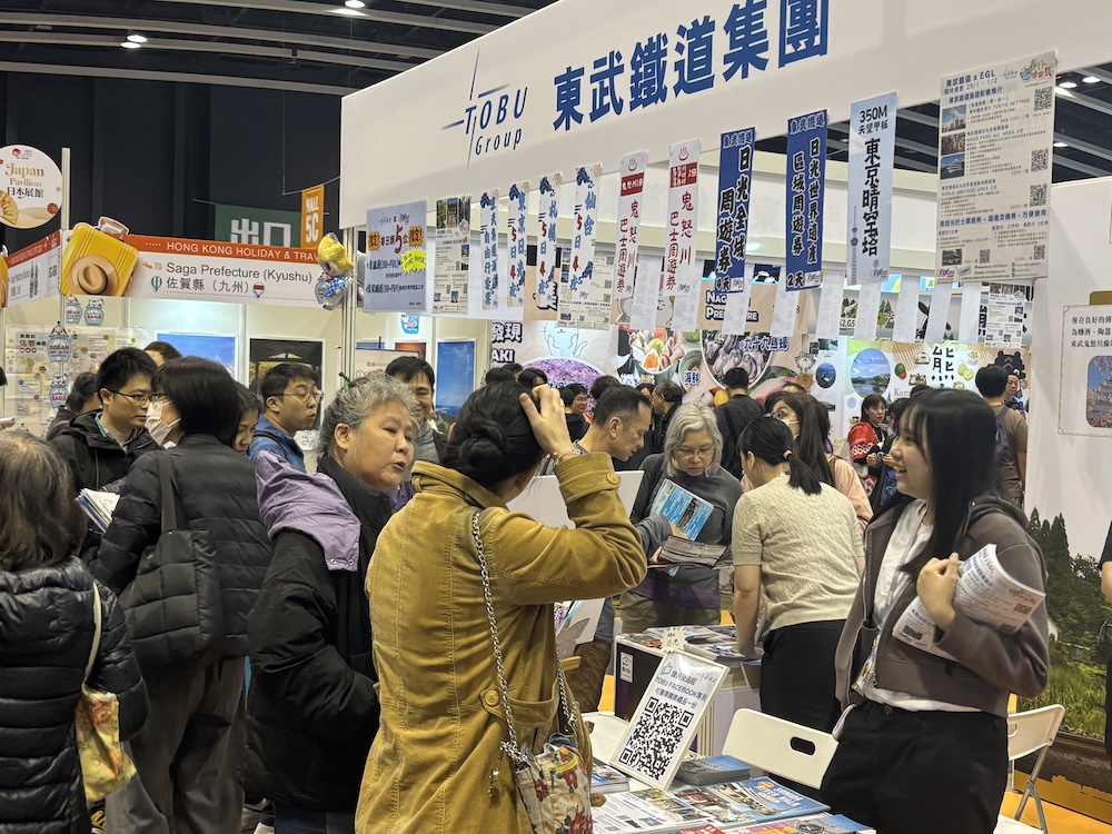 HTE会場にてスタッフと対話する人々の様子