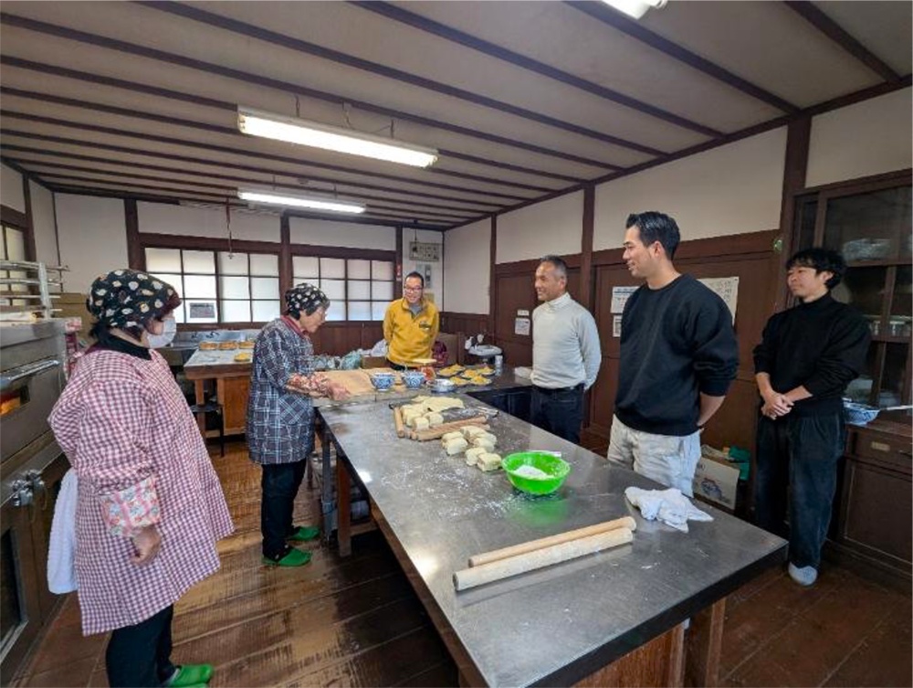 アップルパイづくり体験の様子