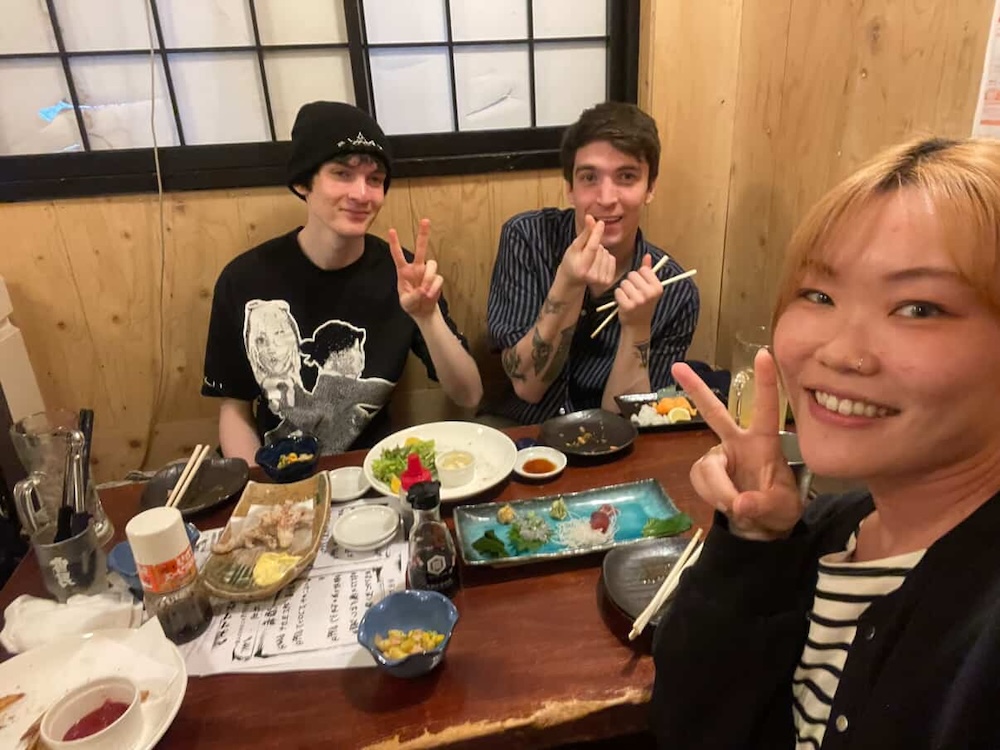 自然な会話で距離を縮めるツアー中の一コマ