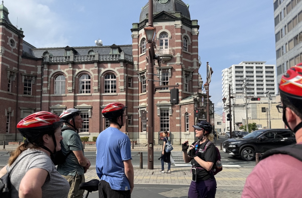バイクツアーのガイドをするケイティさんの様子