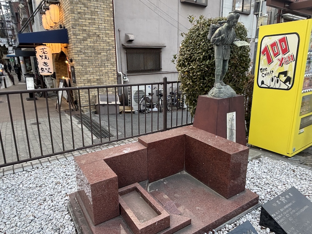 二宮金次郎像の前