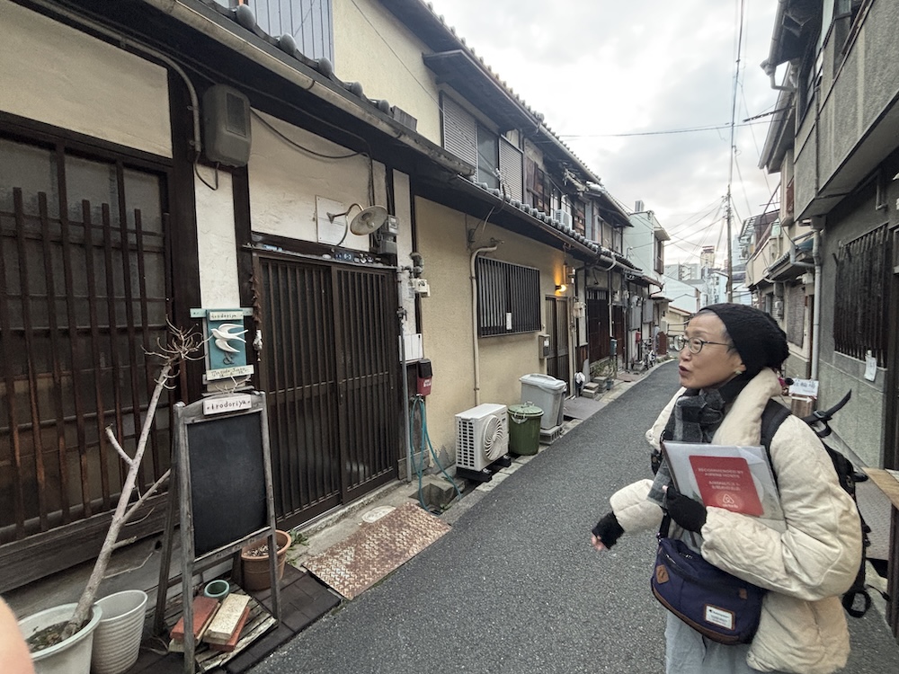 空堀を案内するガイドのちえこさん
