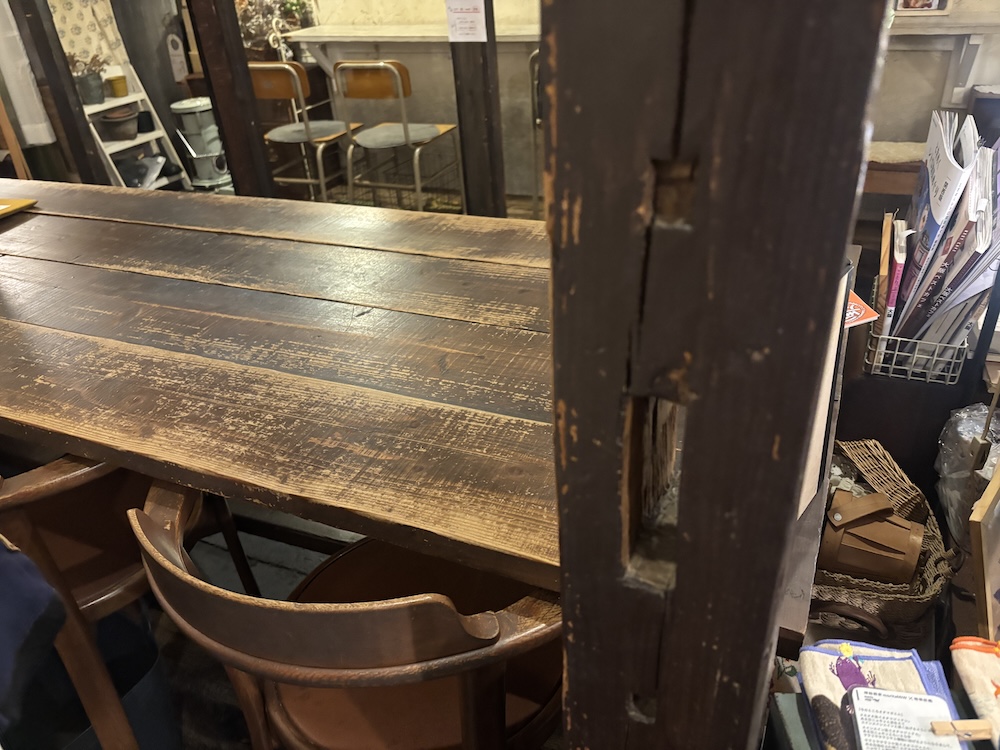 柱にある穴をみて、壁が薄いということがわかる場所もみせてもらいます