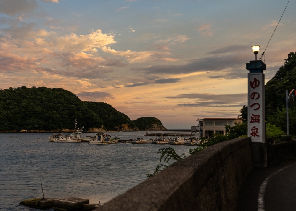 湯治場であり港町である温泉街　写真／髙田率