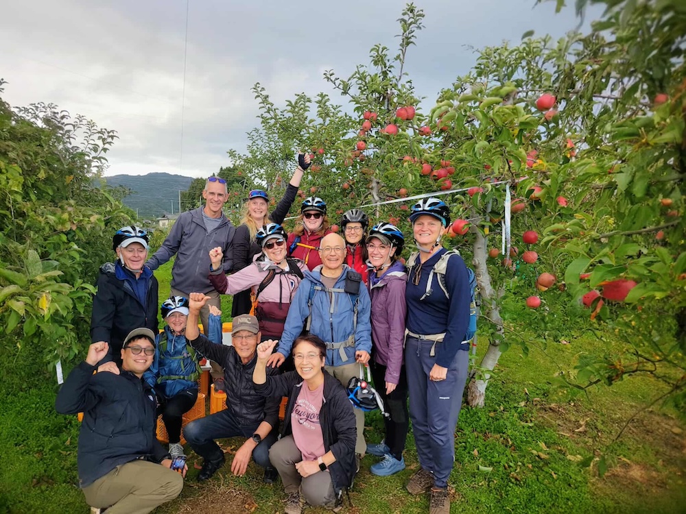 震災を経験した地域の方の話に耳を傾けるプログラム。写真はリンゴ農家さんを訪ねたときの様子