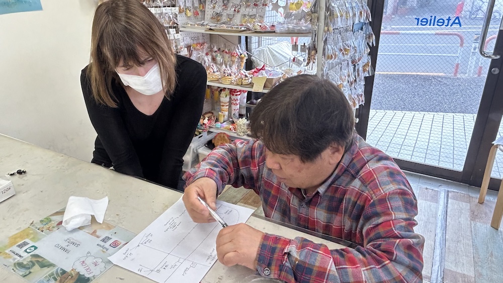 手書きの地図を使い、池袋周辺のおすすめスポットを紹介する