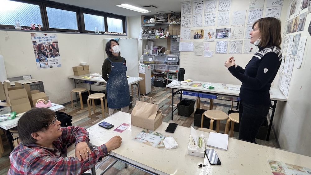 会話を楽しみながら体験が進む。和やかな雰囲気も人気の理由の一つ