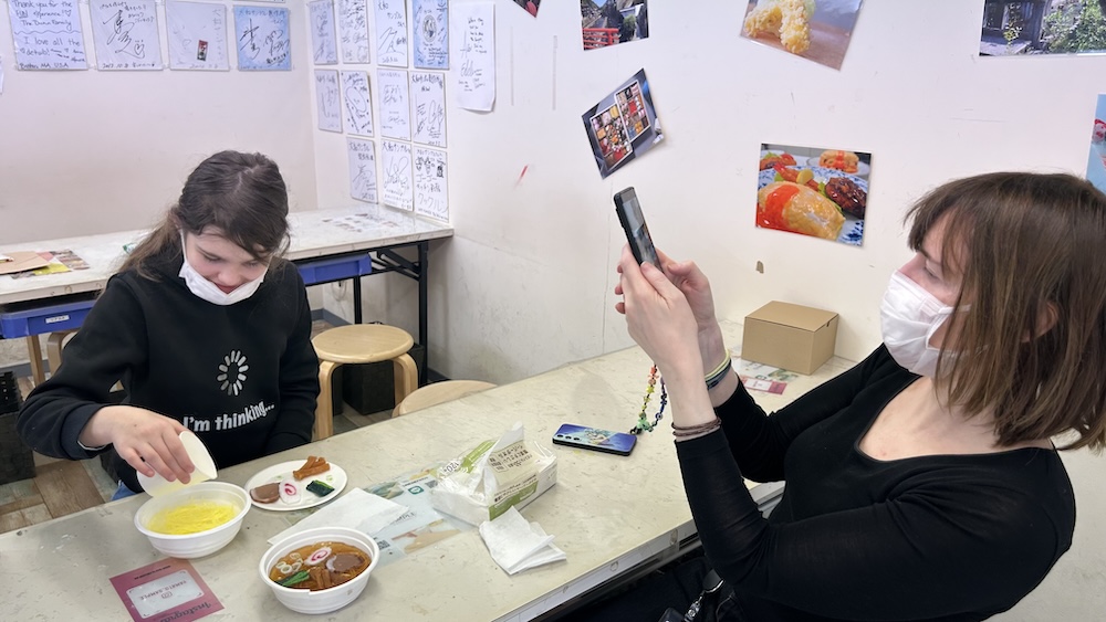 娘の体験の様子を動画で撮影する母親。学校の先生にも見せたいと嬉しそうに撮影していた