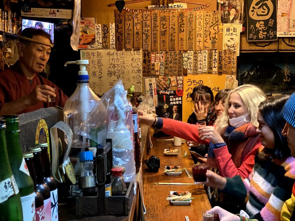 東北各都市で開催される居酒屋ホッピングツアー、同社では継続できる価格として、1人22,000円で販売する