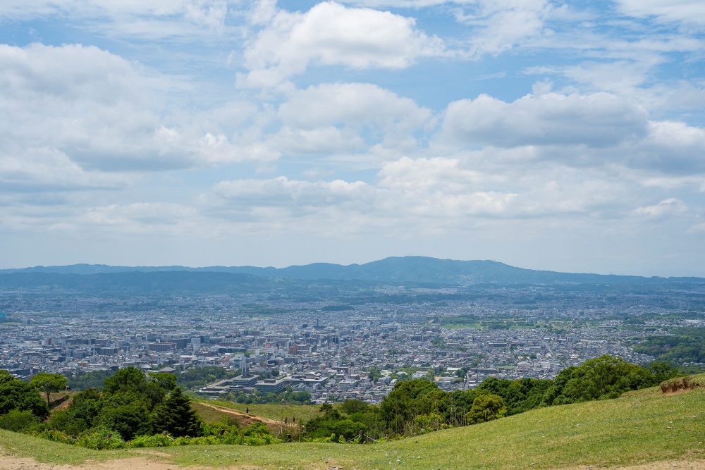 奈良市東部に位置する若草山から見た市街地の景色