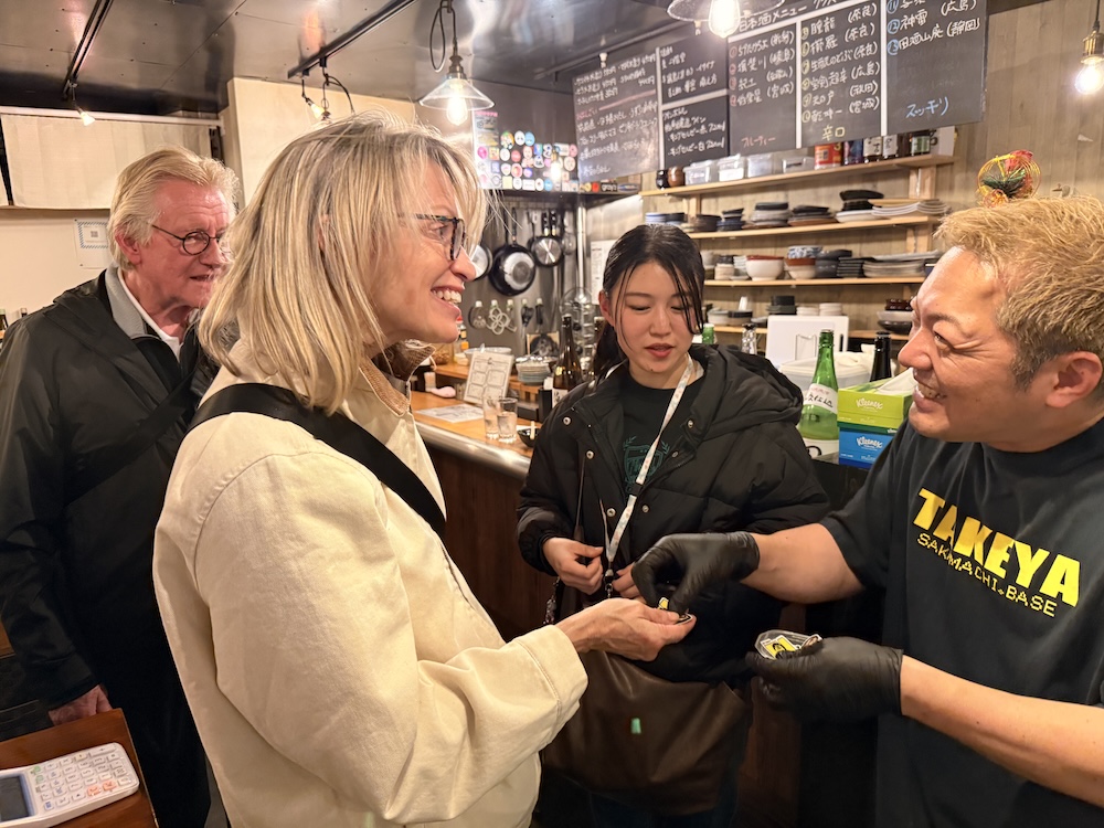 英語が話せなくても、ステッカーを通じてコミュニケーションをとる店主