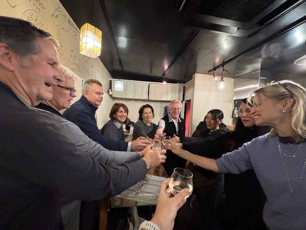 立ち飲みの居酒屋での乾杯シーン