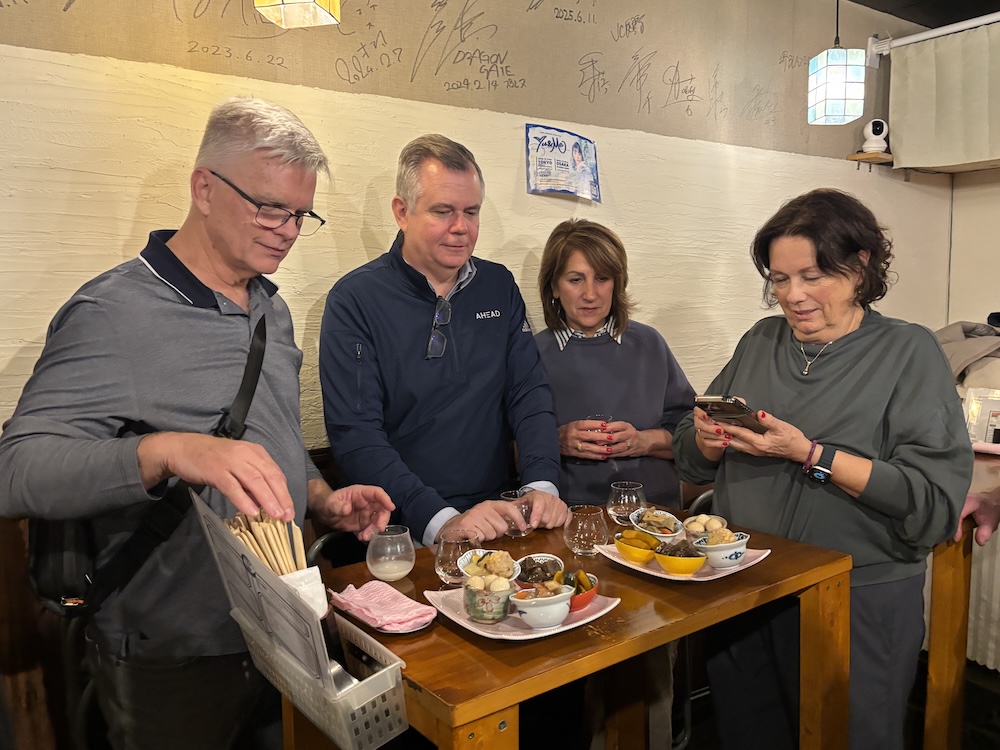 おばんざいに興味津々の参加者たち