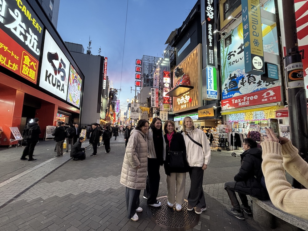 道頓堀のメインストリートと参加者