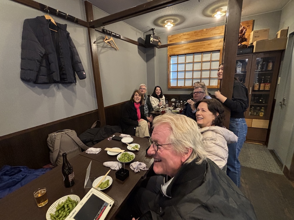 カラオケバーを楽しむ参加者