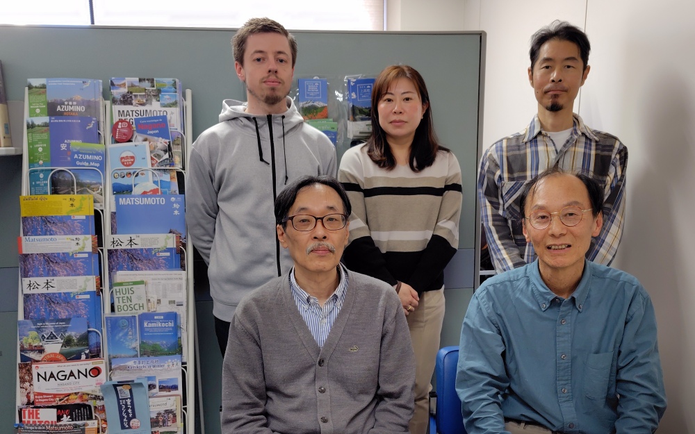 エムティラボ株式会社で働く方たち、写真下段右側が代表の松尾昭さん