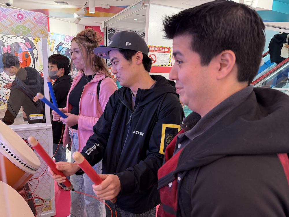 ゲームセンターではゲストが興味を持ちそうなものを選んで体験。ガイドがいれば、ルールやコツもすぐに理解できる
