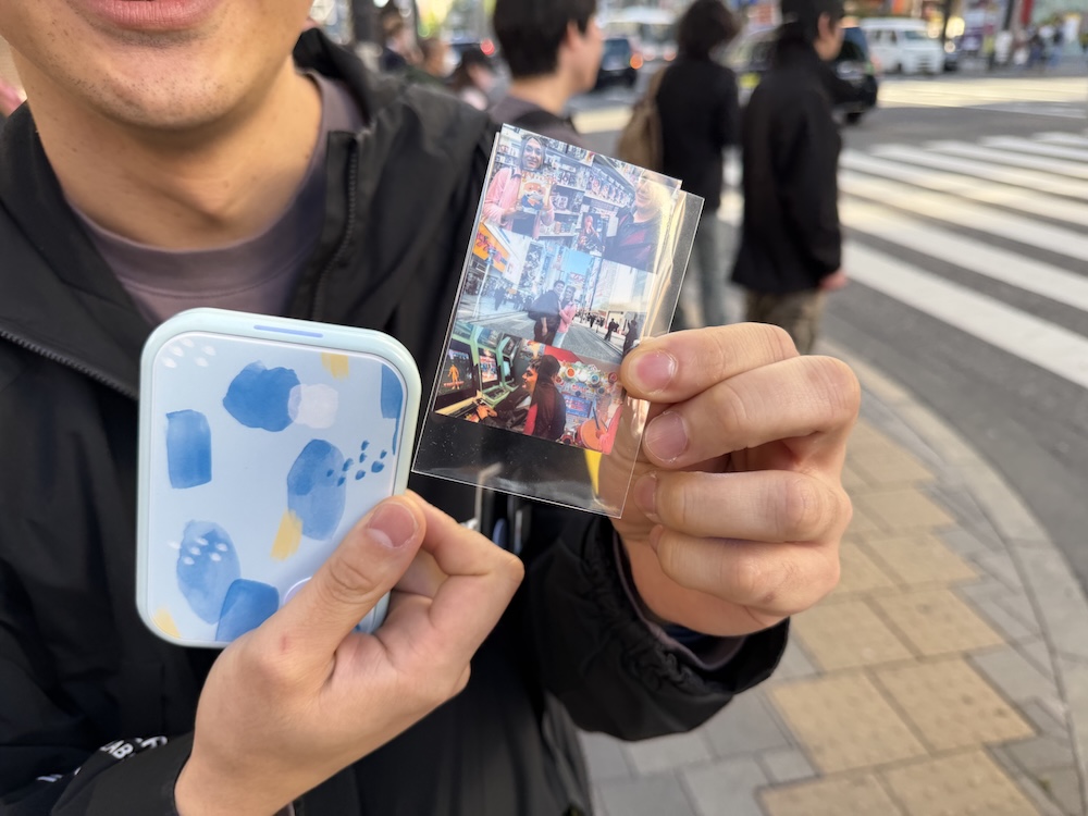 今日撮ったばかりの写真をその場でステッカーにしてプレゼント。大興奮のゲストにとって、最高の旅の締めくくりとなる