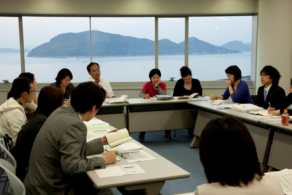 実行委員会事務局の様子、総合ディレクター北川フラム氏らと（Photo : Osamu Nakamura）