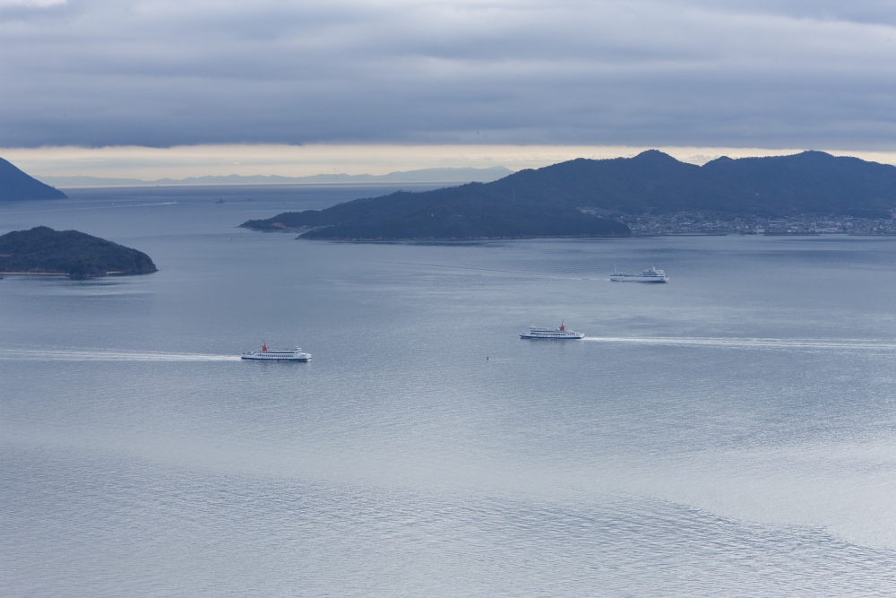 瀬戸内海と島々を結ぶフェリー（Photo : Osamu Nakamura）