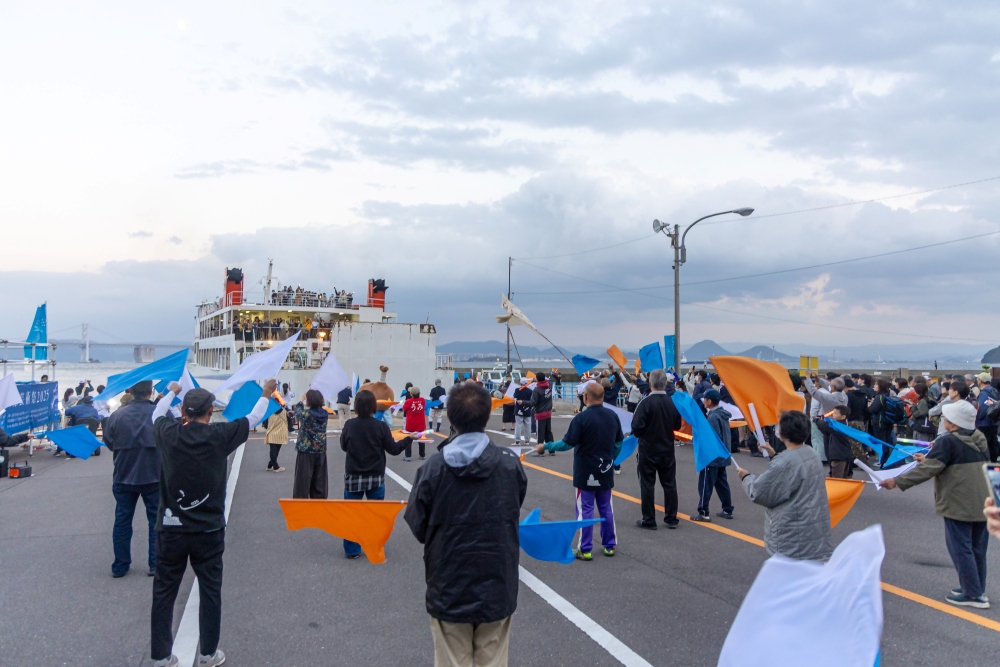 本島での島民の方によるお見送りの様子（Photo :Shintaro Miyawaki ）