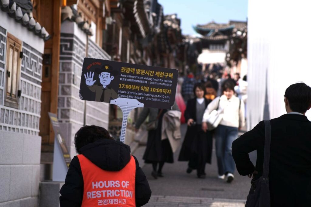 韓国ソウルで伝統的な韓屋が立ち並ぶ北村韓屋村（プクチョンハノクマウル）。地域住民の生活を守るため、観光可能な時間帯が制限されている（筆者撮影）